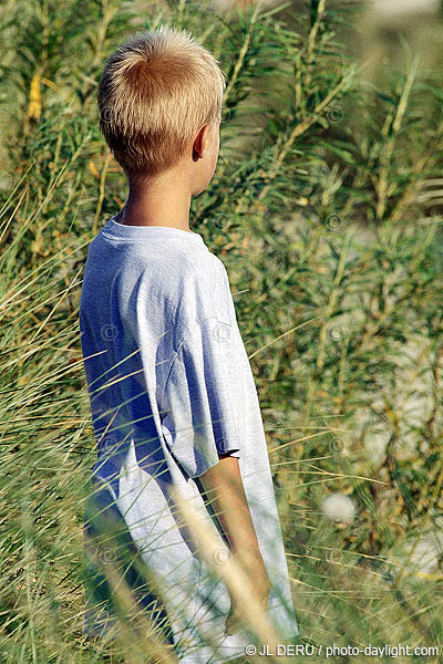 petit garon dans les herbes - little boy in the grasses